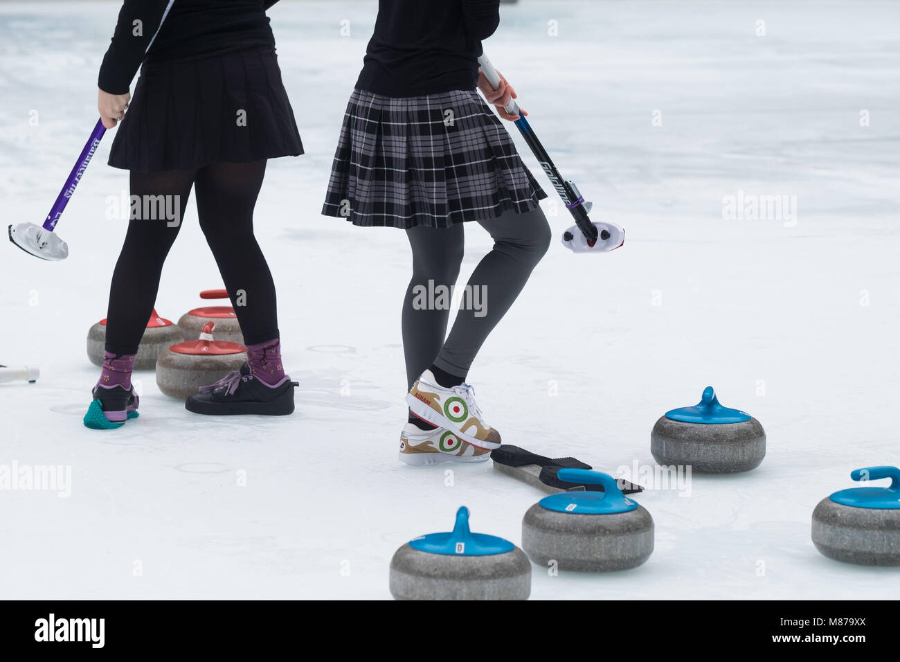 2 Frauen mit Curling Besen und Steine im Bryant Park in New York City Stockfoto