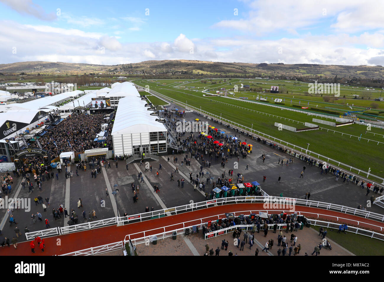 Allgemeine Ansicht der Pferderennbahn während der St Patrick's Donnerstag der Cheltenham Festival 2018 in Cheltenham Racecourse. Stockfoto