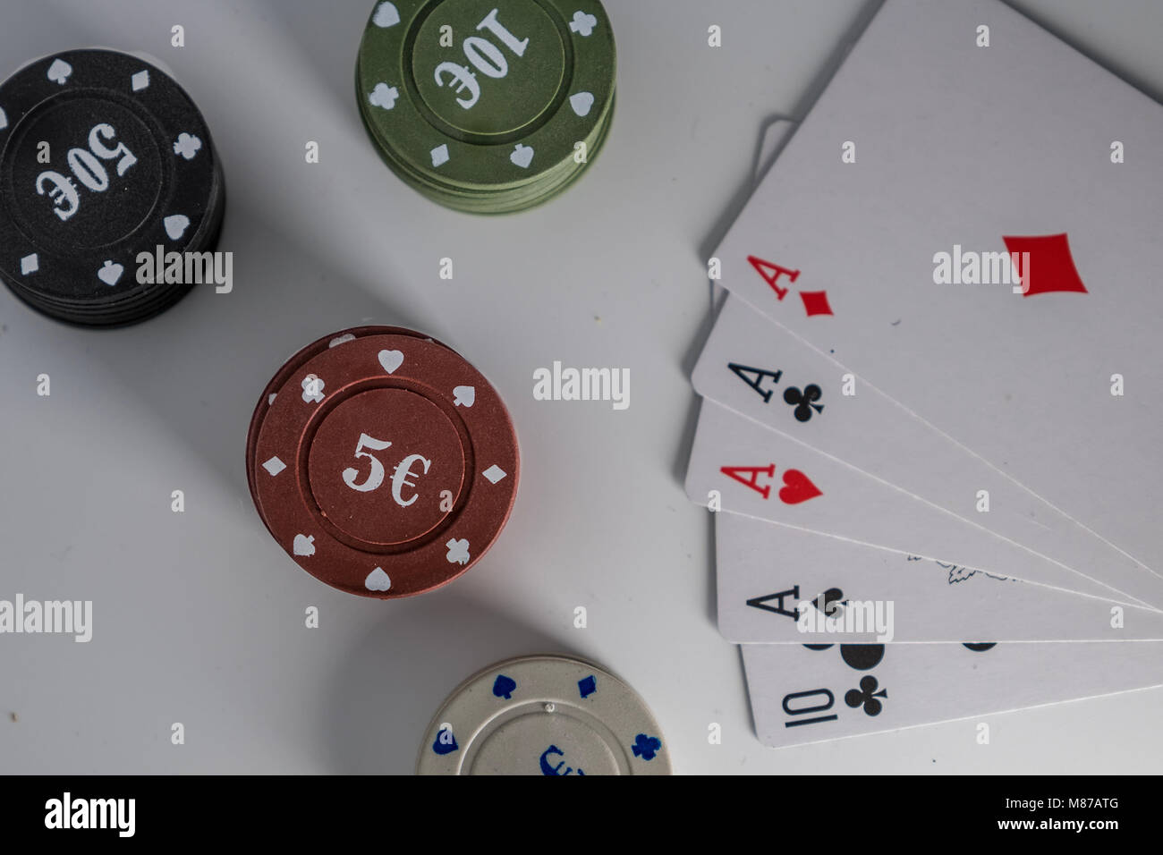 Pokerchips und Karten Stockfoto