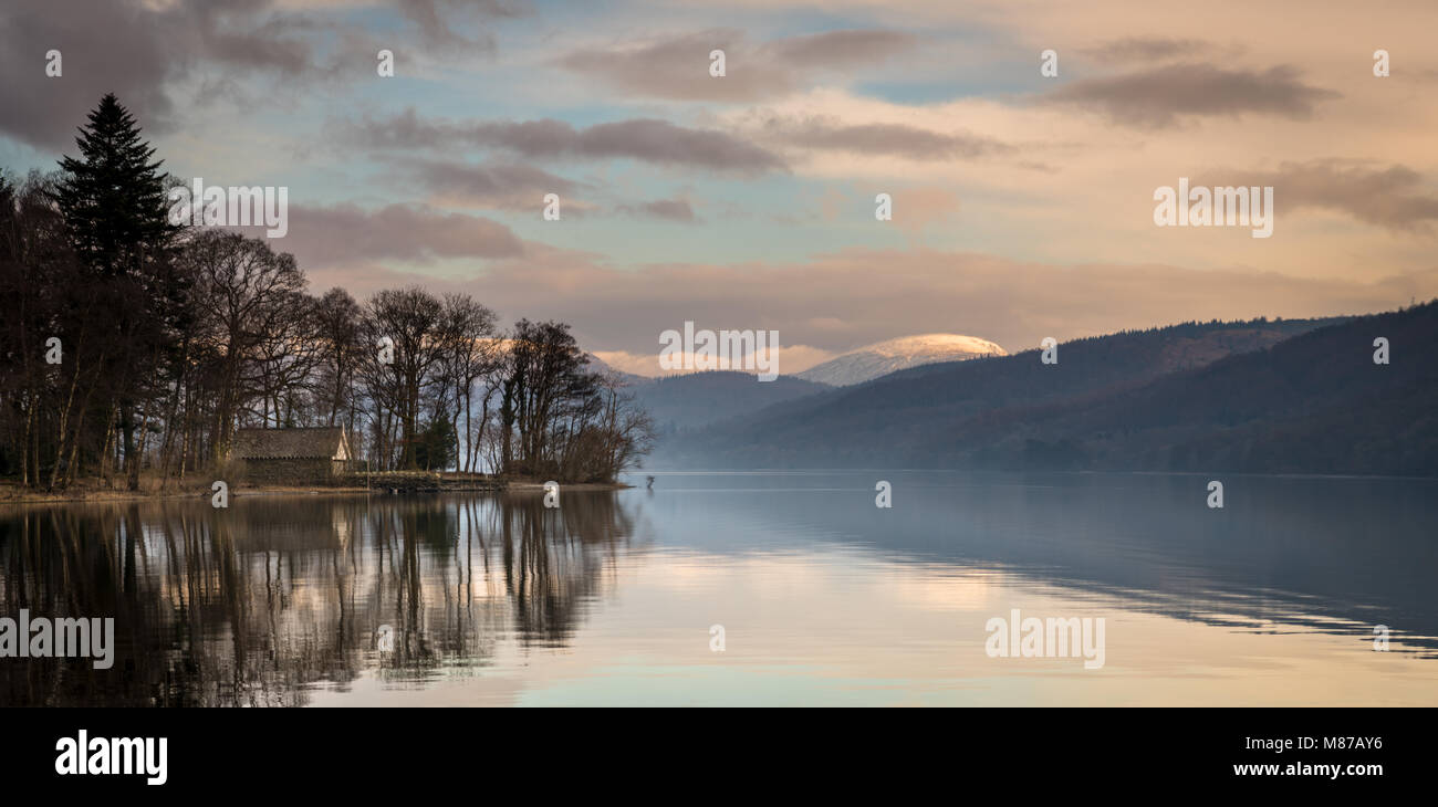 Das Bootshaus an Rinder Park Bay auf Coniston Water in sanften Morgenlicht. Stockfoto