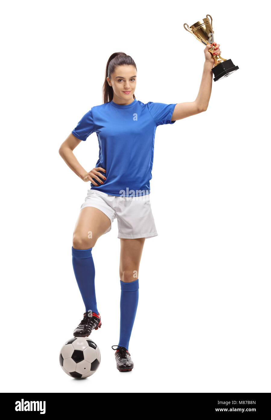 In voller Länge Porträt eines weiblichen Fußball-Spieler mit einem Fußball und einem goldenen Trophäe auf weißem Hintergrund Stockfoto
