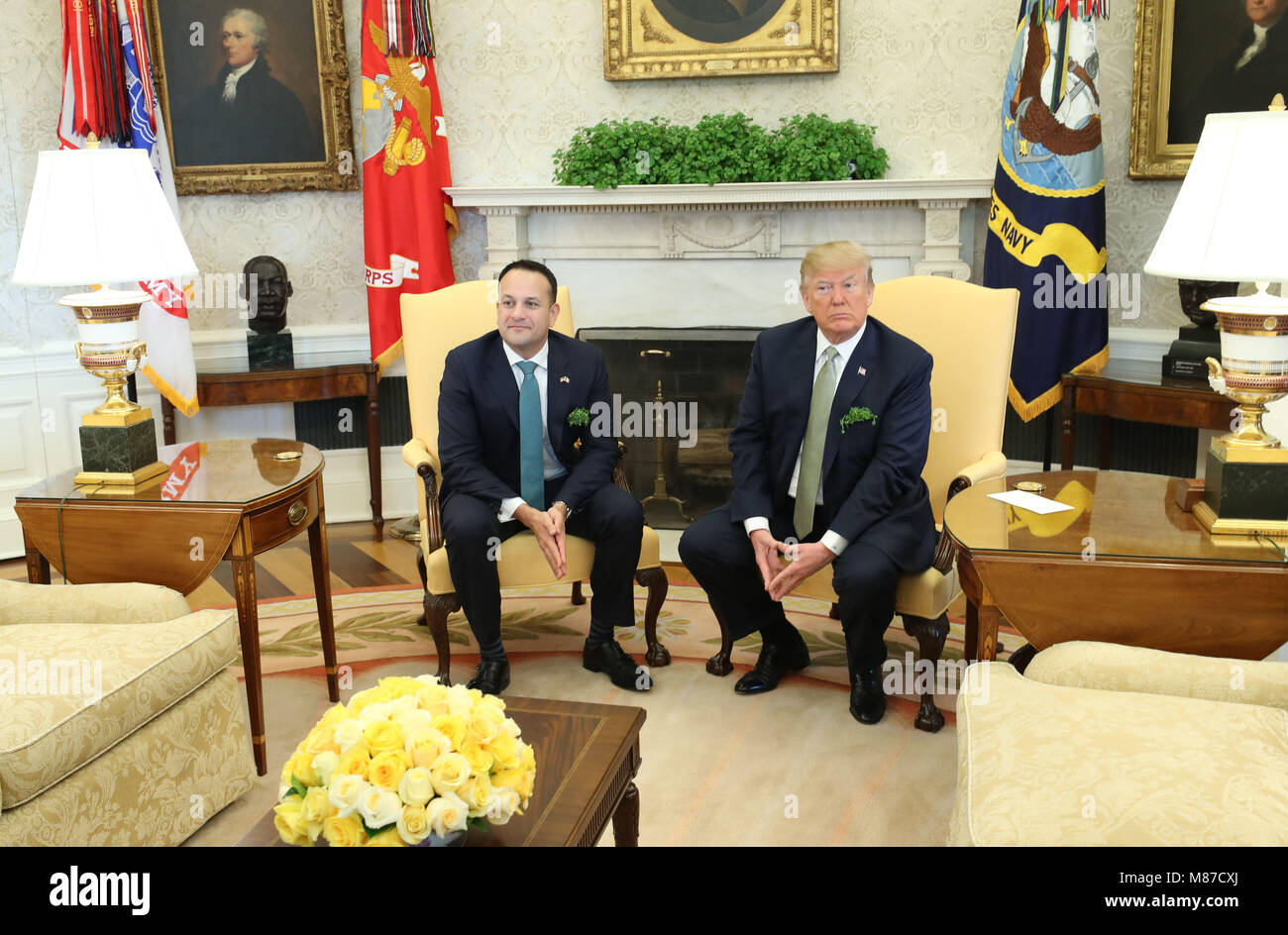 US-Präsident Donald Trump, als er erfüllt und irische Premierminister Leo Varadkar zu einem Gespräch im Oval Office des Weißen Hauses in Washington DC, USA. Stockfoto