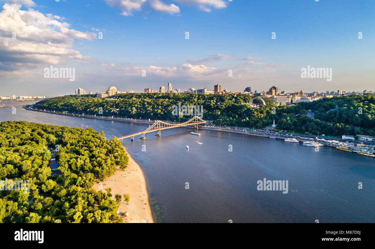 Luftaufnahme des Dnjepr mit der Fußgängerbrücke in Kiew, Ukraine Stockfoto