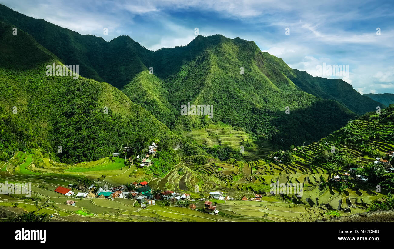 Häuser des Dorfes in der Nähe von reisterrassen Felder. Erstaunlich abstrakte Textur mit Sky bunte Spiegelbild im Wasser. Ifugao Provinz. Banaue, Philippinen UNESCO Stockfoto
