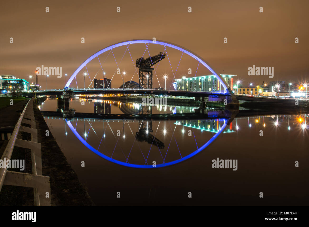 Die Clyde Arc (Lokal als Squinty Bridge bekannt), ist eine Straße Brücke, die den Fluss Clyde in Glasgow Finnieston zu Govan, Anschließen Stockfoto