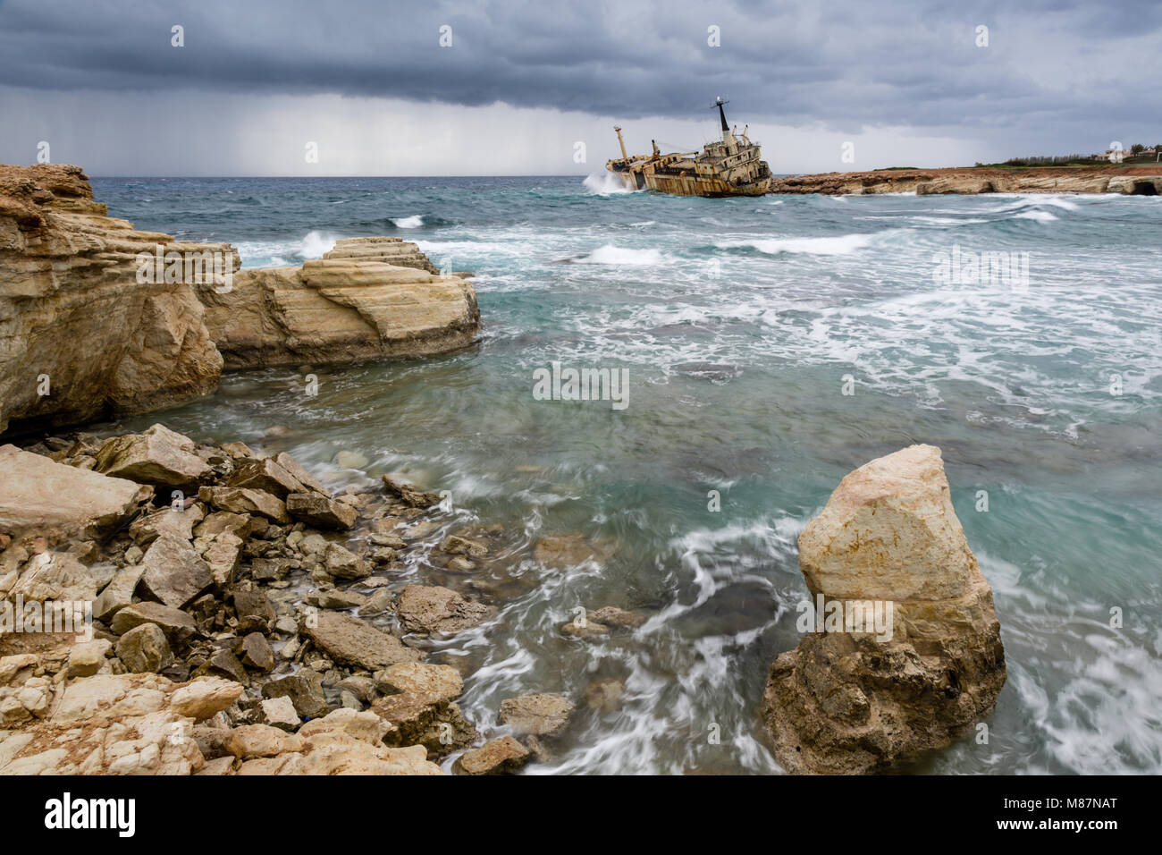 Schiffbruch der Edro III bei Seacaves, einem Gebiet von außergewöhnlicher natürlicher Schönheit in der Nähe von Coral Bay/Peiya, Zypern. Stockfoto