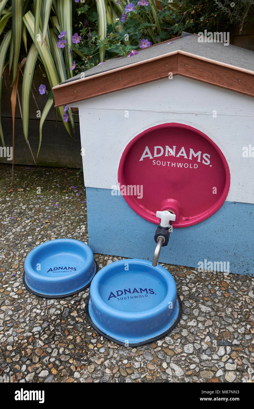 Adnams Bewässerungskugeln für Hunde außerhalb des Adnams Shop in Southwold, Suffolk, England. Stockfoto