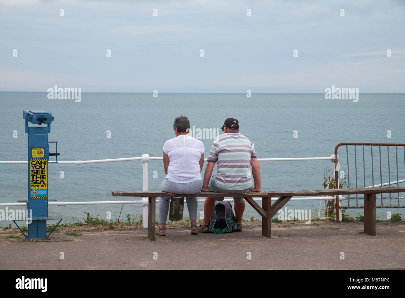 Ein Paar mittleren Alters aus Blick auf das Meer, Southwold, Suffolk, England. Stockfoto