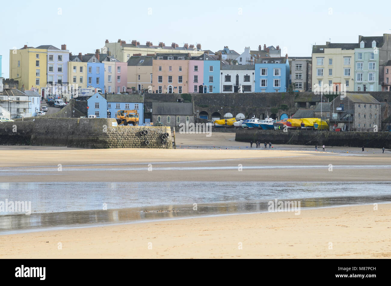 Die bunten Häuser von Tenby, wie von Tenby Beach, Pembrokeshire, South Wales gesehen Stockfoto
