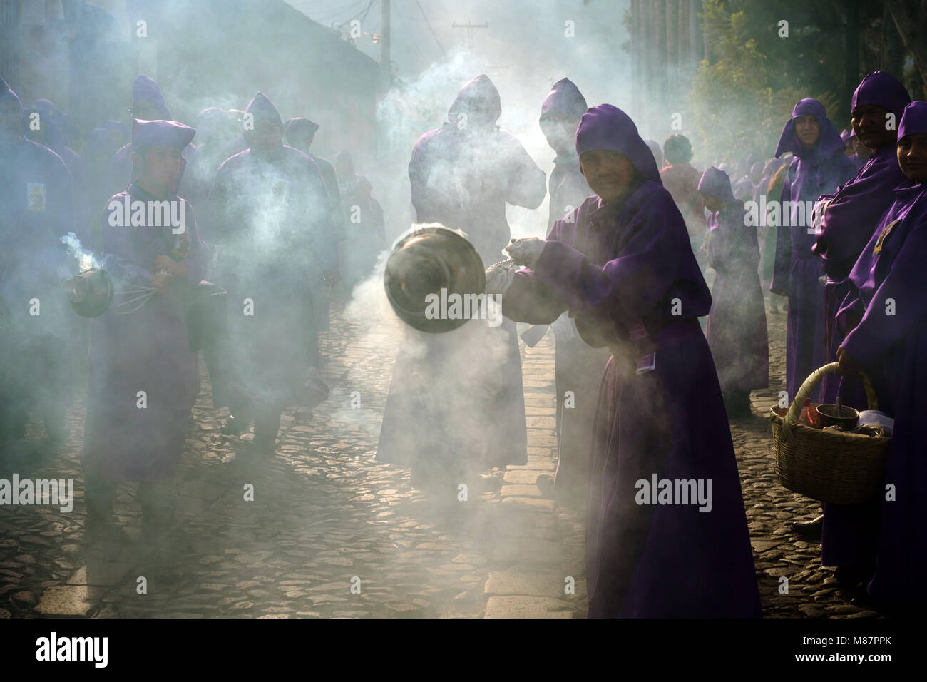 Guatemala, Antigua - März 3, 2013. Eine Straße ist mit dem Rauch von Weihrauch während der Prozession für Semana Santa, die Karwoche, in Antigua. (Foto: Gonzales Foto - Flemming Bo Jensen). Stockfoto