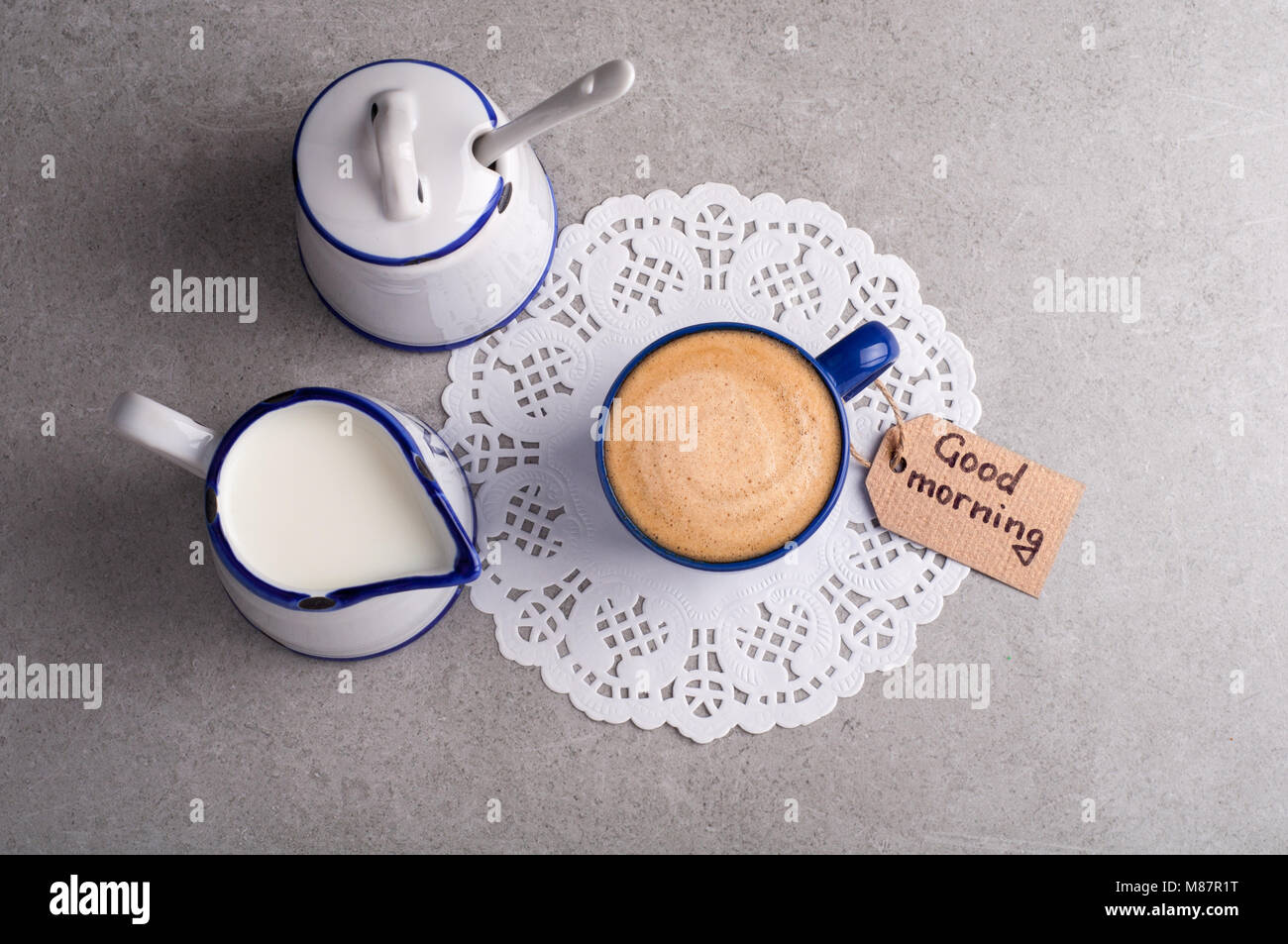 Kaffeetasse mit guten Morgen Hinweis. Frühstück Konzept. Ansicht von oben Stockfoto