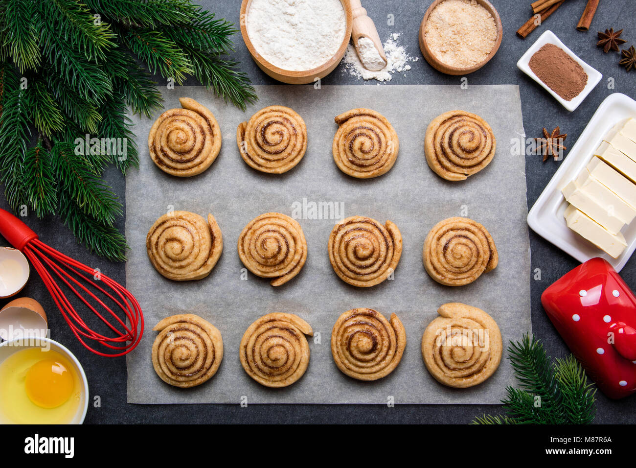 Kochen Zimtschnecken. Weihnachten backen Hintergrund. Vorbereitung Rohteig traditionelle süße Nachspeise Brötchen dänischen Gebäck. Lebensmittelzutaten flach. Zu Stockfoto