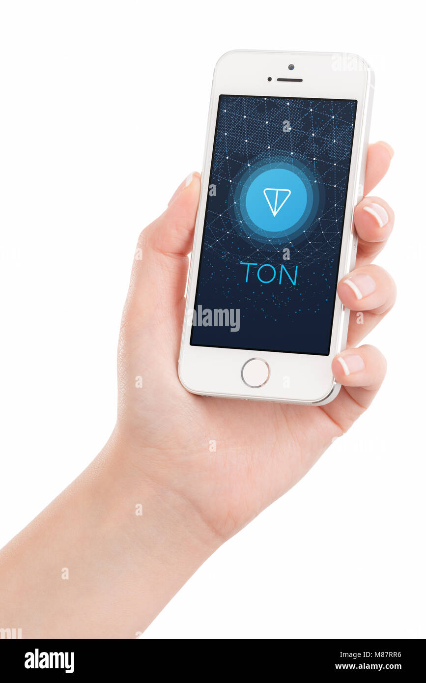 Telegramm Open Network Tonne logo White Paper auf dem iPhone Display in weiblicher Hand. Telegramm Tonne mit Durov ist die Zukunft der blockchain und cryptocurrency. Stockfoto