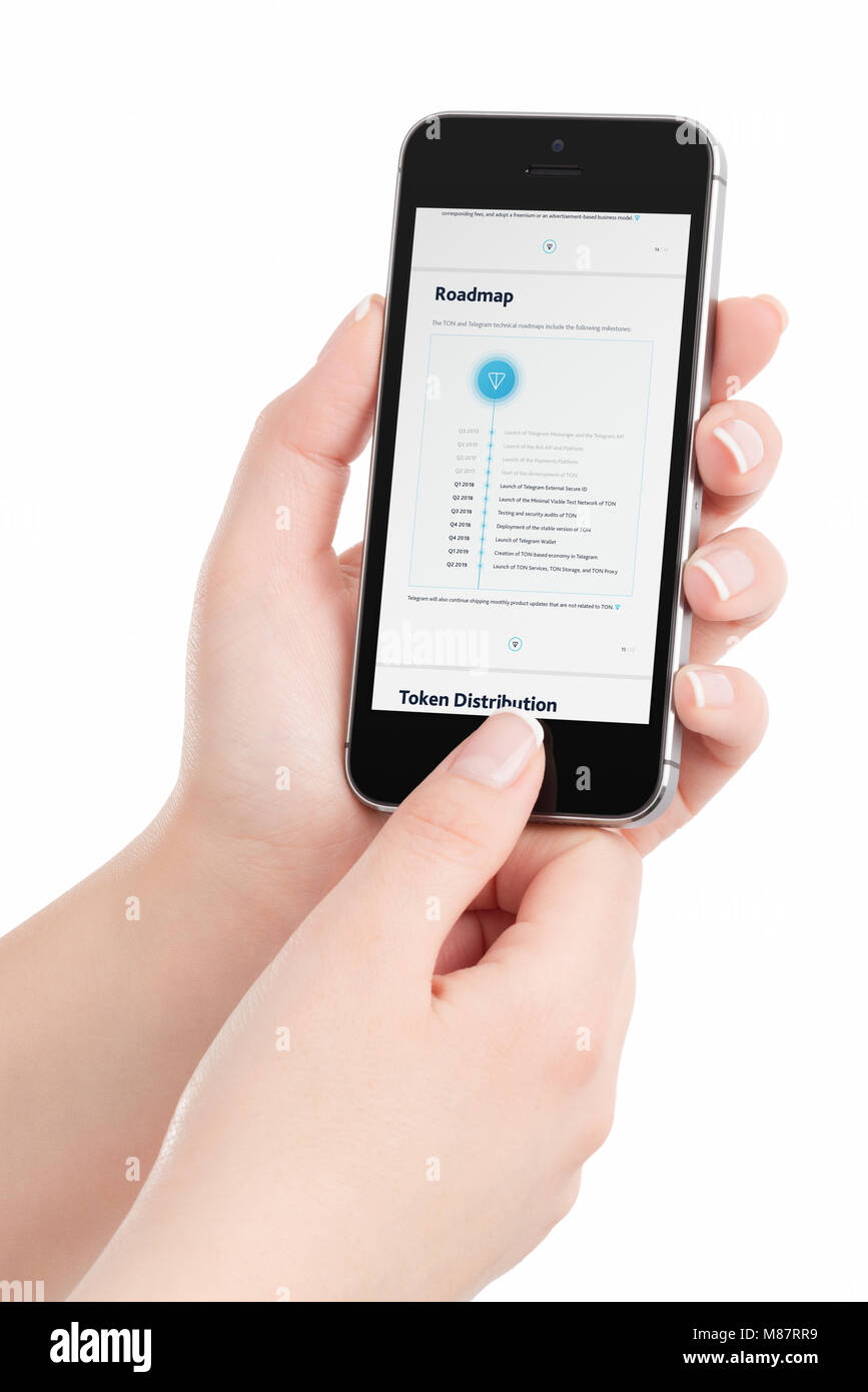 Telegramm Open Network tonne Whitepaper Roadmap auf dem iPhone Display in der Frau die Hand. Telegramm Tonne mit Durov ist die Zukunft der blockchain und cryptocurrency. Stockfoto