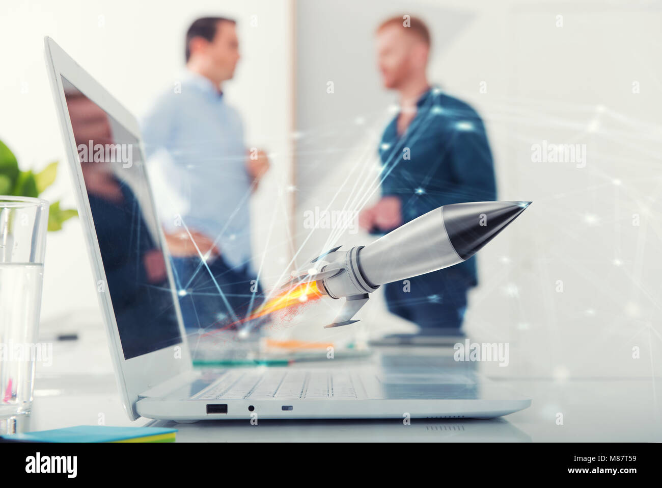 Unternehmer im Büro arbeiten für einen Start eines Unternehmens mit einer Rakete Stockfoto