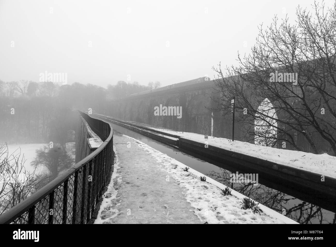 Die chirk Aqueduct und Eisenbahnviadukt mit einem Zug überqueren Sie verschwinden in den Nebel auf dem Llangollen-kanal während des späten Winters Stockfoto