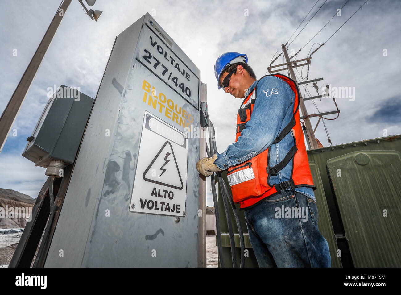 Brandschutzeinrichtungen, Feuerlöscher, Schläuche und Wasser Buchten. Treffpunkt und Sicherheitsbeschilderung im Bergbau. Handschuhe, Helm und Weste. Stockfoto