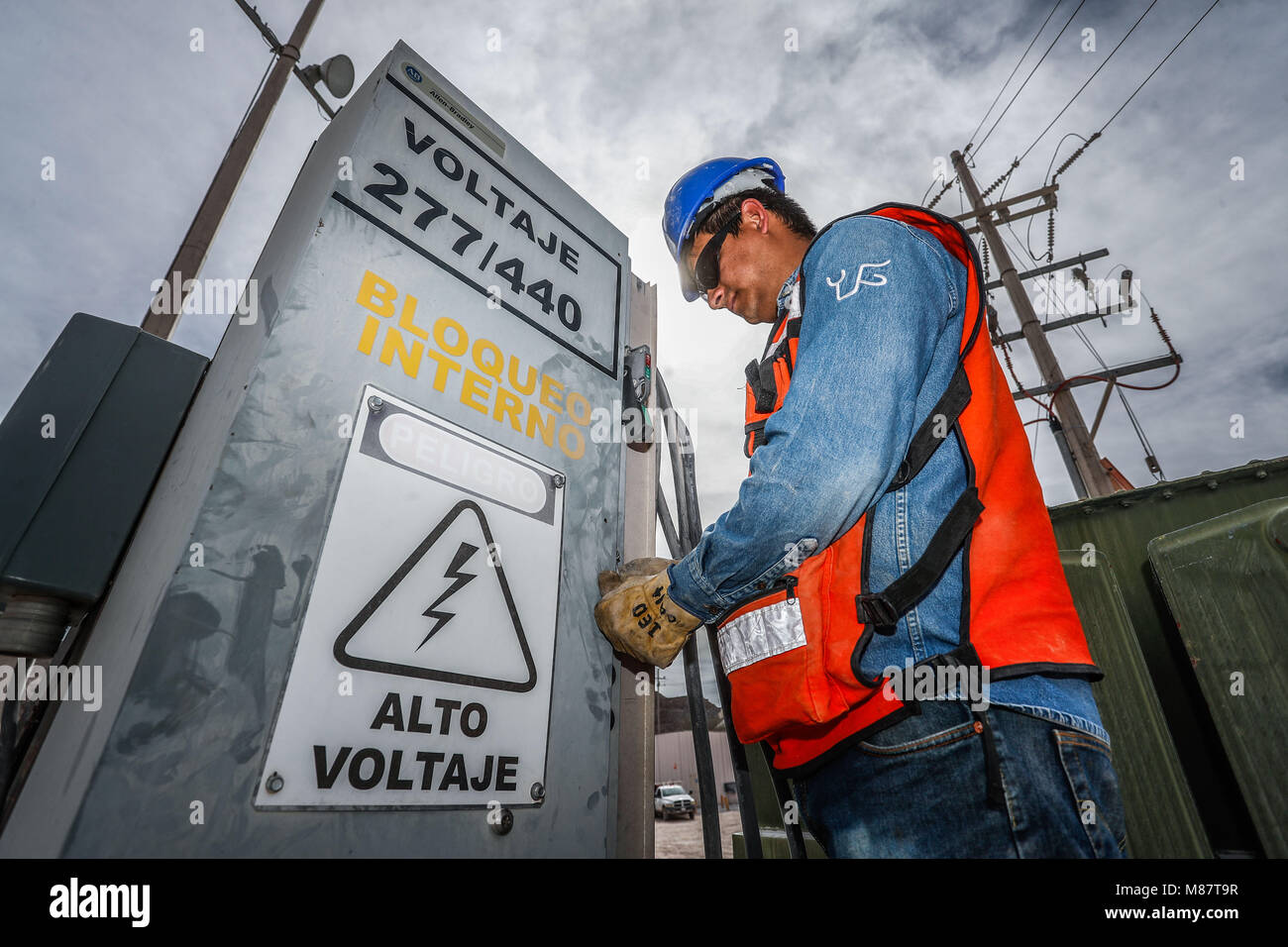 Brandschutzeinrichtungen, Feuerlöscher, Schläuche und Wasser Buchten. Treffpunkt und Sicherheitsbeschilderung im Bergbau. Handschuhe, Helm und Weste. Stockfoto