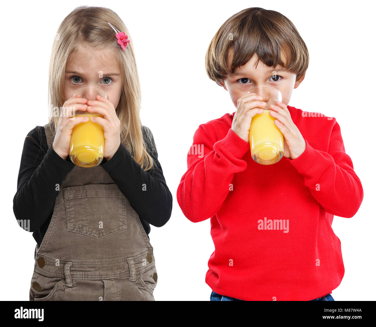 Kinder Kinder trinken Orangensaft gesundes Essen Hochformat auf weißem Hintergrund Stockfoto