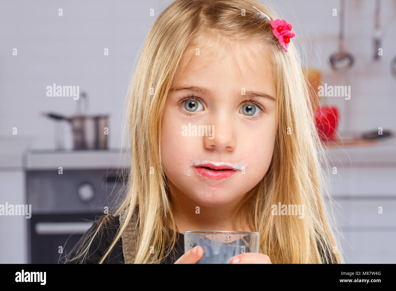 Kleines Mädchen Kind Milch Schnurrbart kid Glas Gesund essen Küche Stockfoto