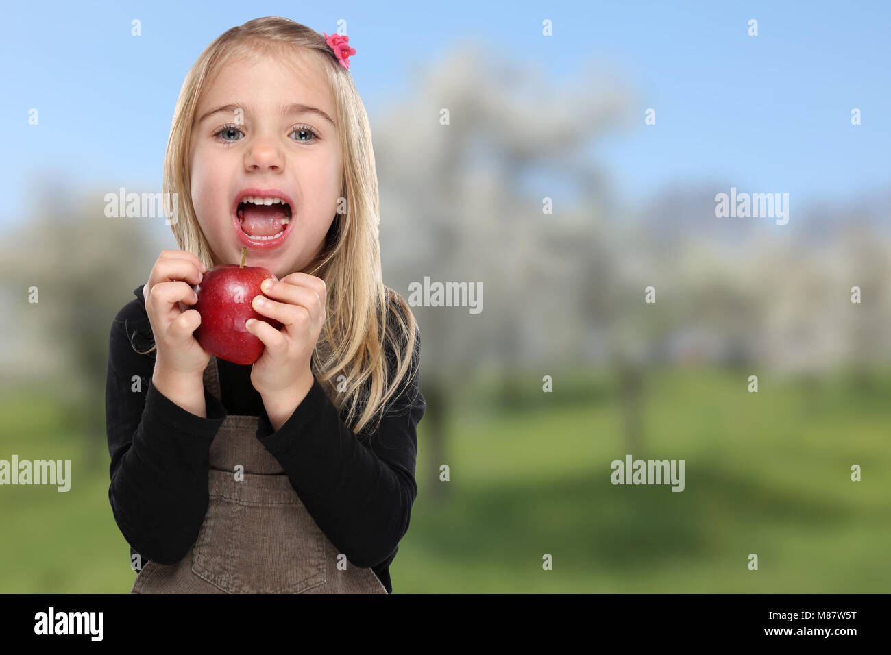 Apple essen Kind Mädchen Junge Obst gesunde Ernährung Stockfoto