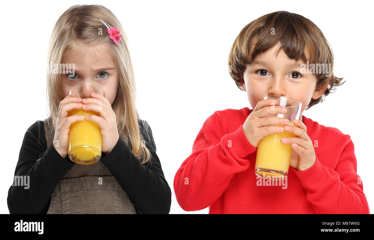 Kinder Kinder trinken Orangensaft gesundes Essen auf einem weißen Hintergrund isoliert Stockfoto