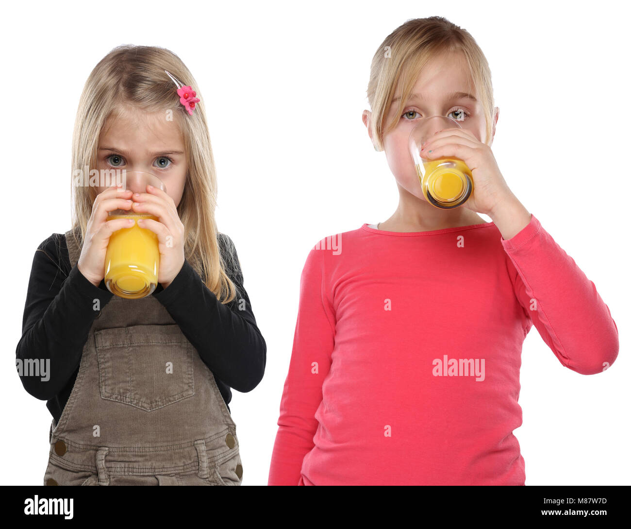 Kinder Girls Kids trinken Orangensaft gesundes Essen Hochformat auf weißem Hintergrund Stockfoto