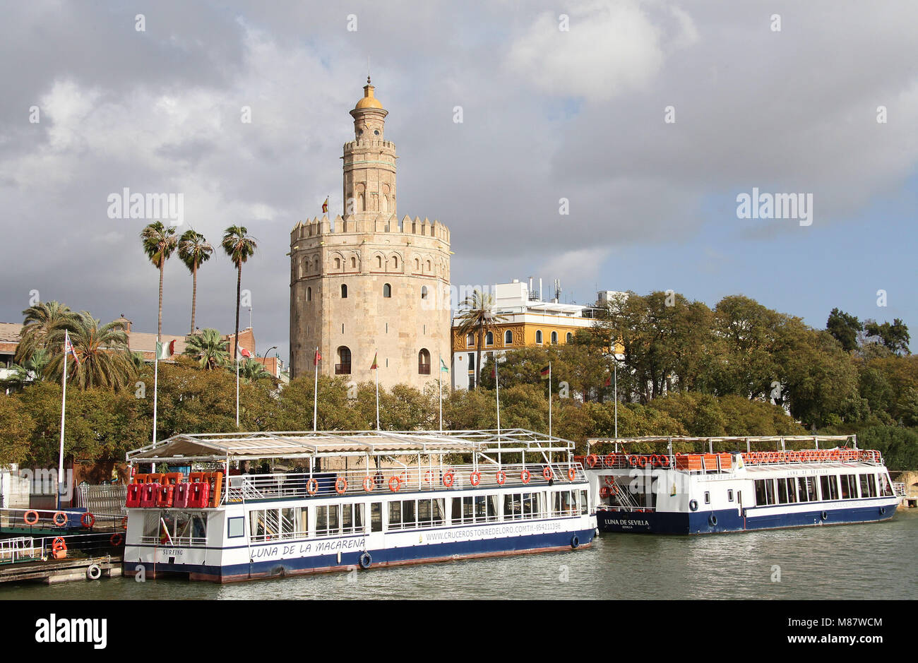 Torre del Oro aus dem Fluss Guadalquivir in Sevilla Stockfoto