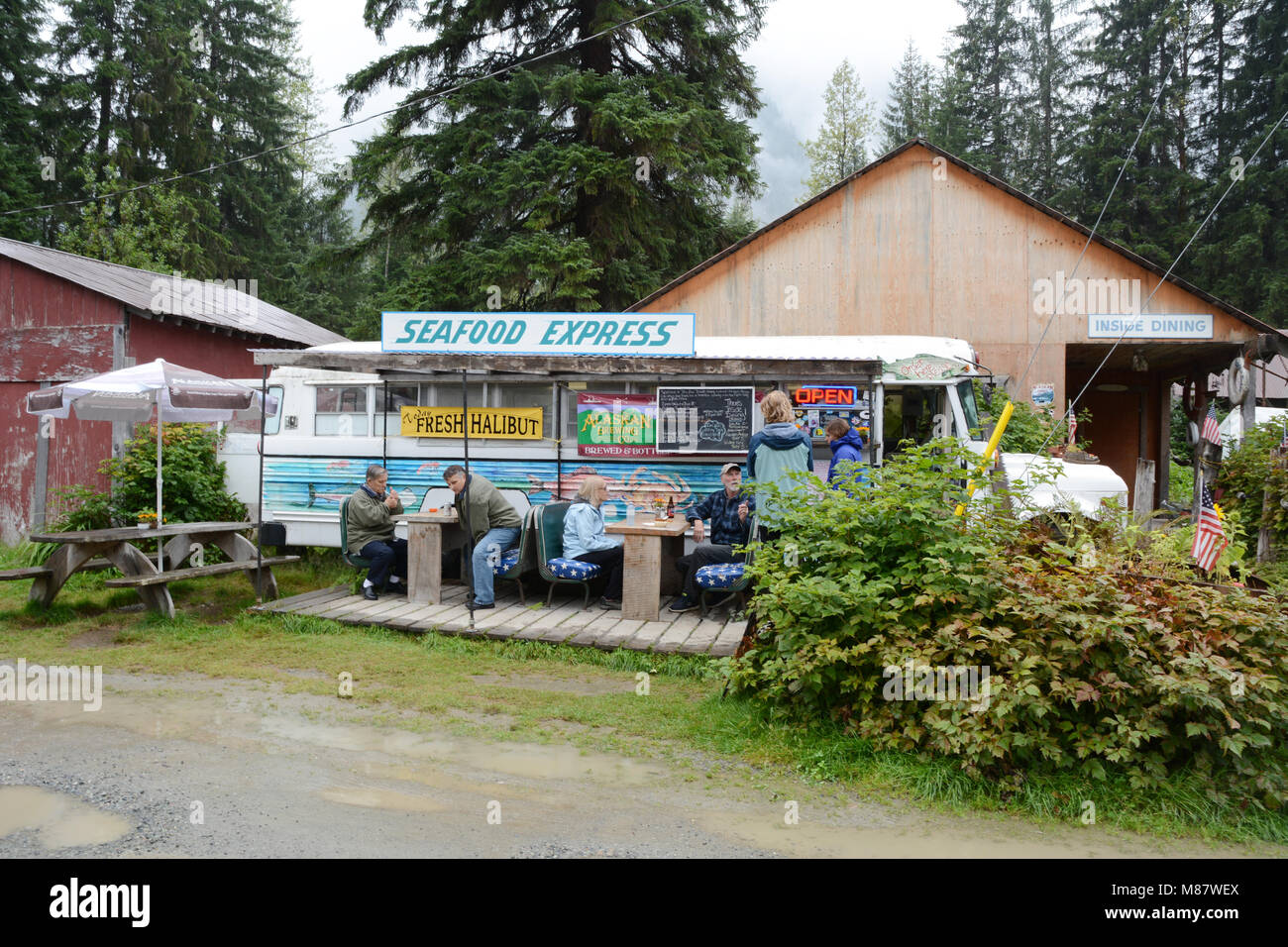 Touristen zu einem Fisch und Chips stehen in der entfernten Stadt im Südosten von Hyder, Alaska, USA, an der Grenze mit Stewart, British Columbia, Kanada. Stockfoto