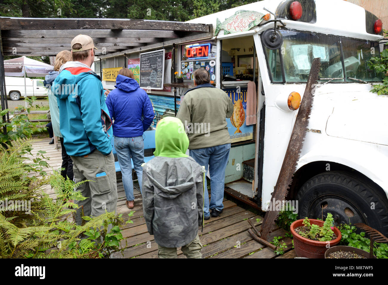 Touristen zu einem Fisch und Chips stehen in der entfernten Stadt im Südosten von Hyder, Alaska, USA, an der Grenze mit Stewart, British Columbia, Kanada. Stockfoto