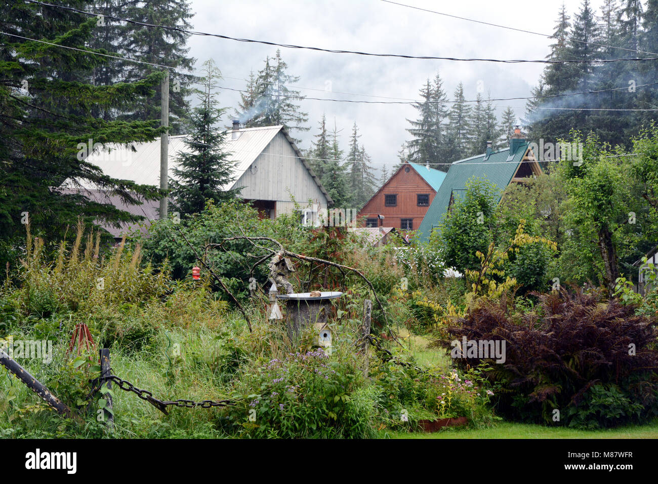 Wohnhäuser in der kleinen, isolierten, Stadt von Hyder, Alaska, gelegen auf der Grenze mit Stewart, British Columbia, Kanada Stockfoto