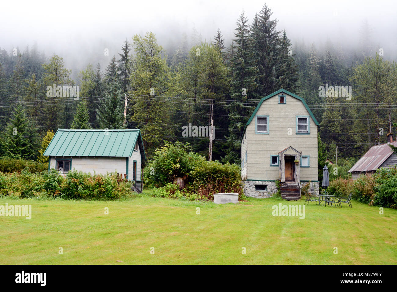 Wohnhäuser in der kleinen, isolierten, Stadt von Hyder, Alaska, gelegen auf der Grenze mit Stewart, British Columbia, Kanada Stockfoto