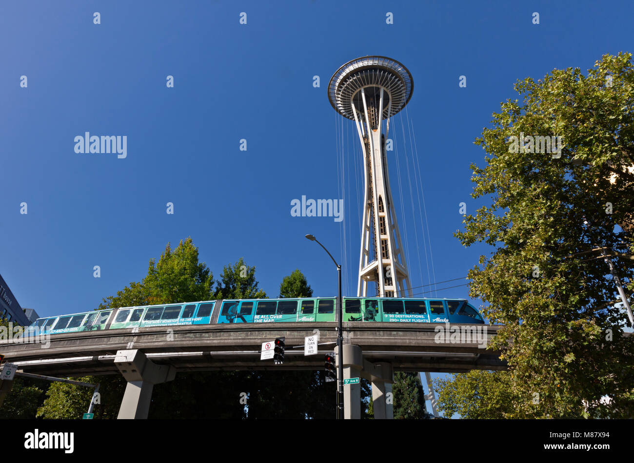 WA13840-00...WASHINGTON - Ein Zug auf der Einschienenbahn nähert sich dem Seattle Center. 2017 Stockfoto