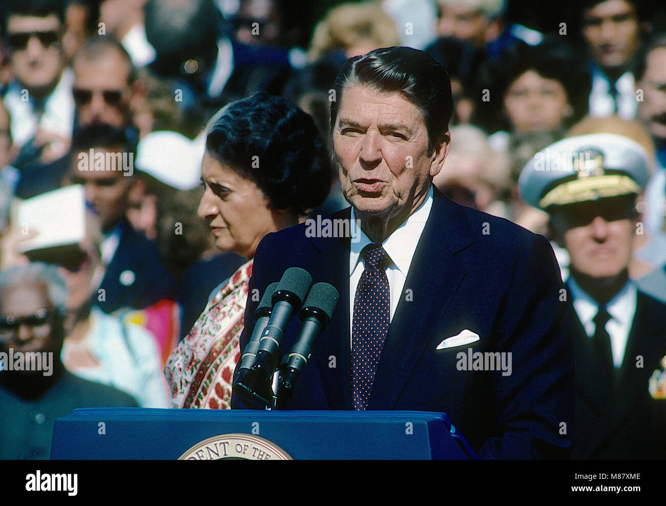 Washington, DC., USA, 29. Juli 1982 US-Präsident Ronald Reagan mit der indischen Premierministerin Indira Gandhi während der offiziellen Begrüßungszeremonie auf dem Rasen des Weißen Hauses. Credit: Mark Reinstein/MediaPunch Stockfoto