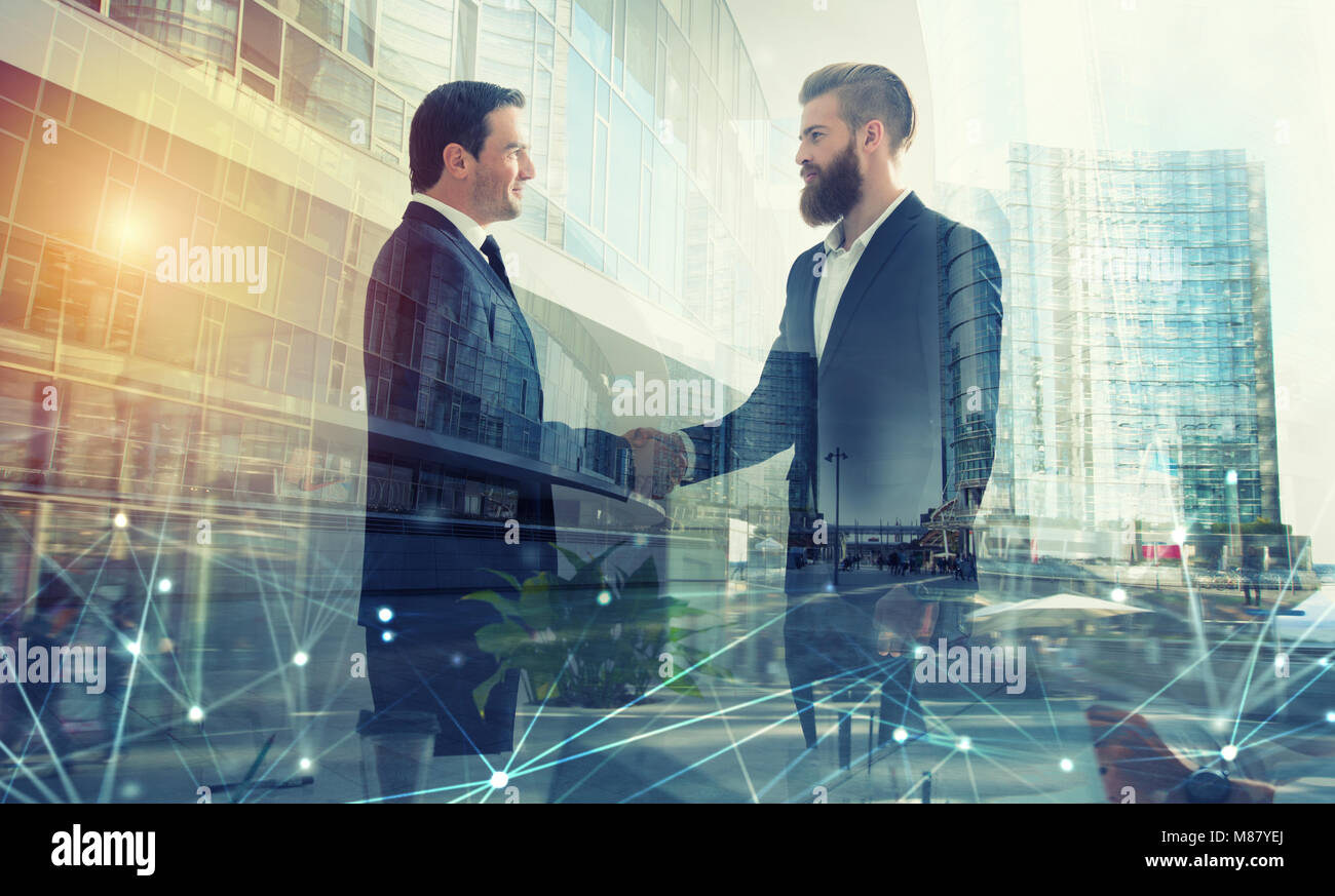 Handshaking business Person im Büro. Konzept der Teamarbeit und Partnerschaft. Double Exposure Stockfoto
