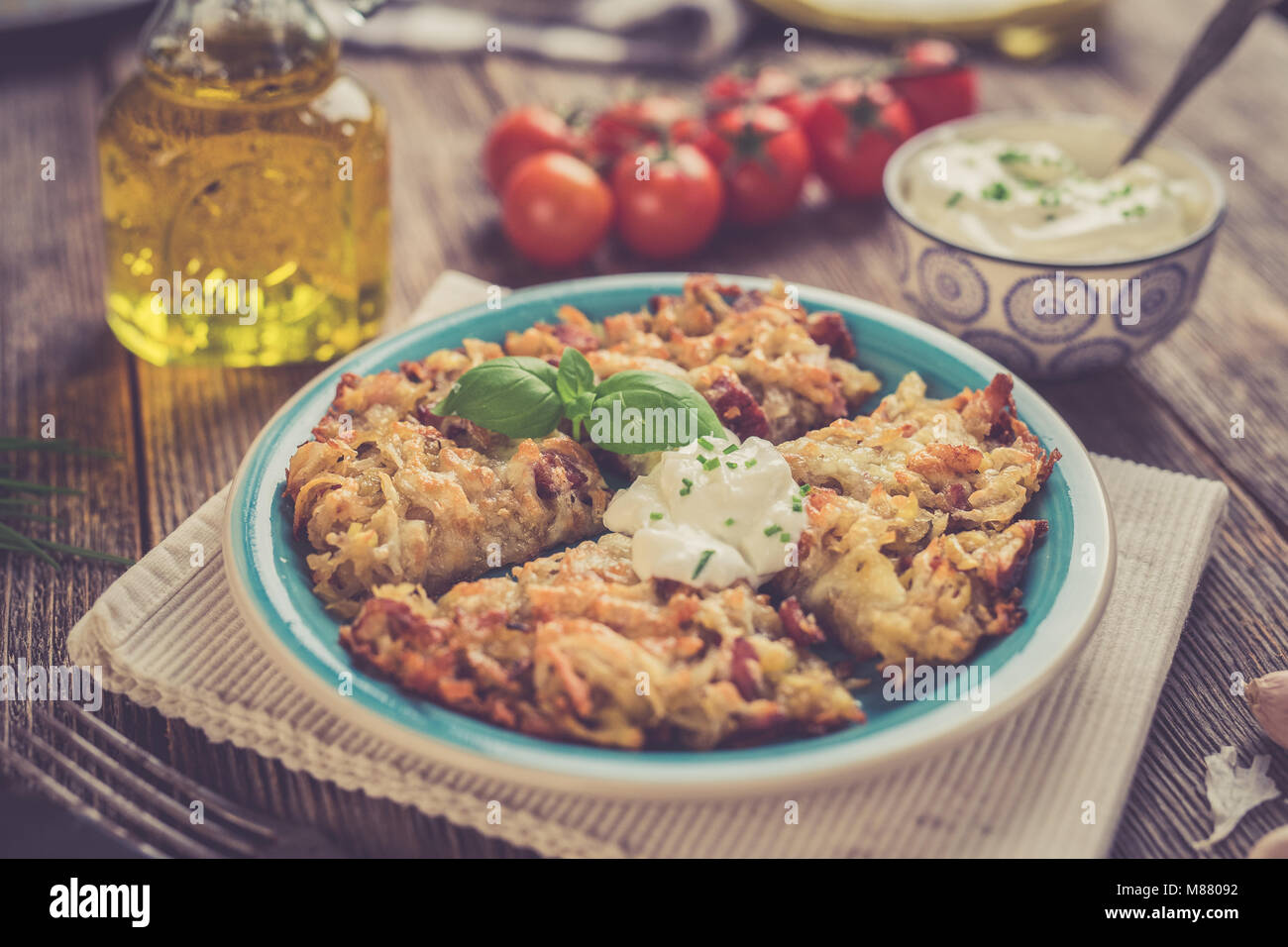 Delish Kartoffelpuffer mit Speck Stockfotografie - Alamy