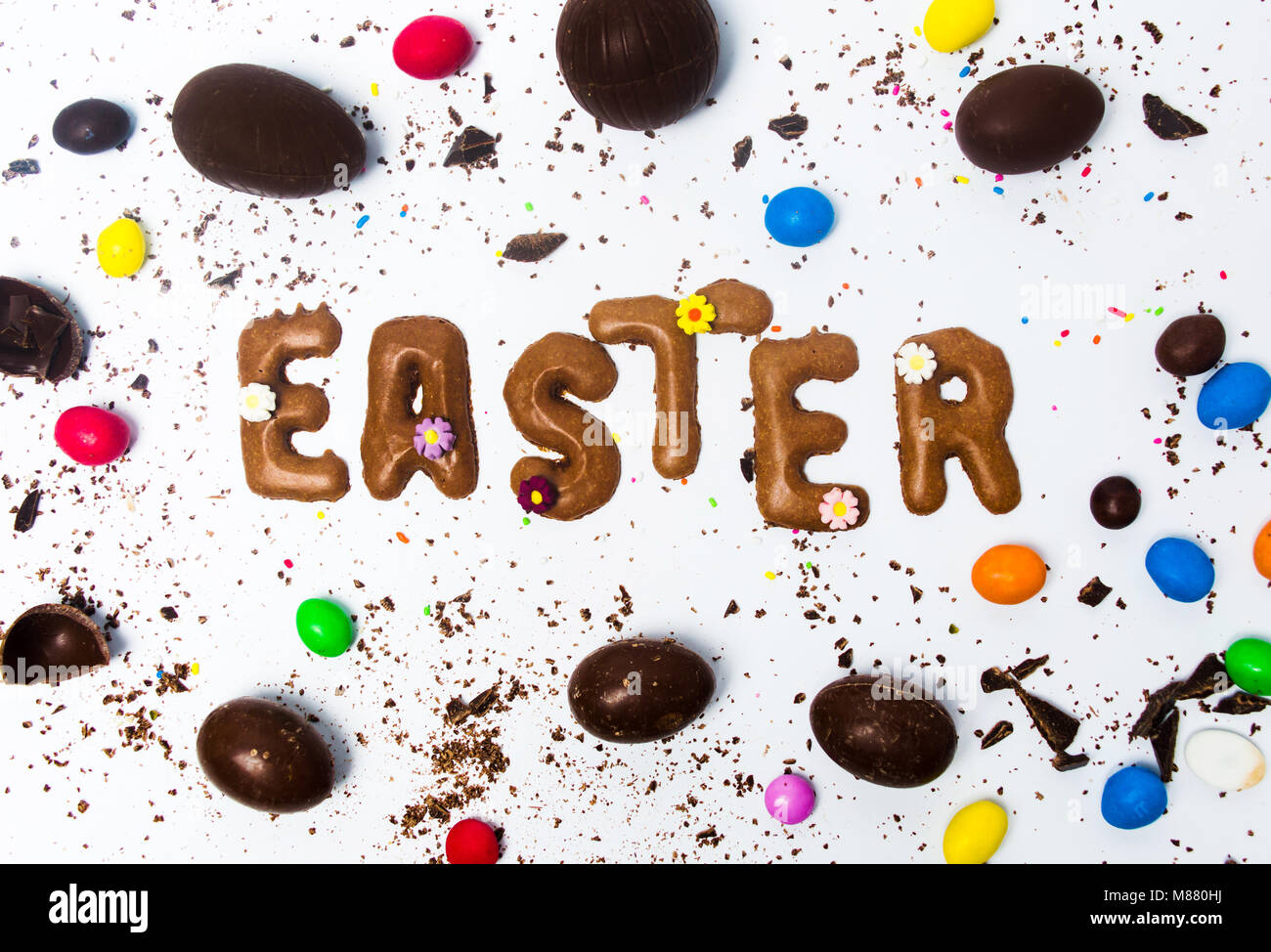 Ostern Karte aus Cookies mit Schokolade Eier auf Weiß Stockfoto