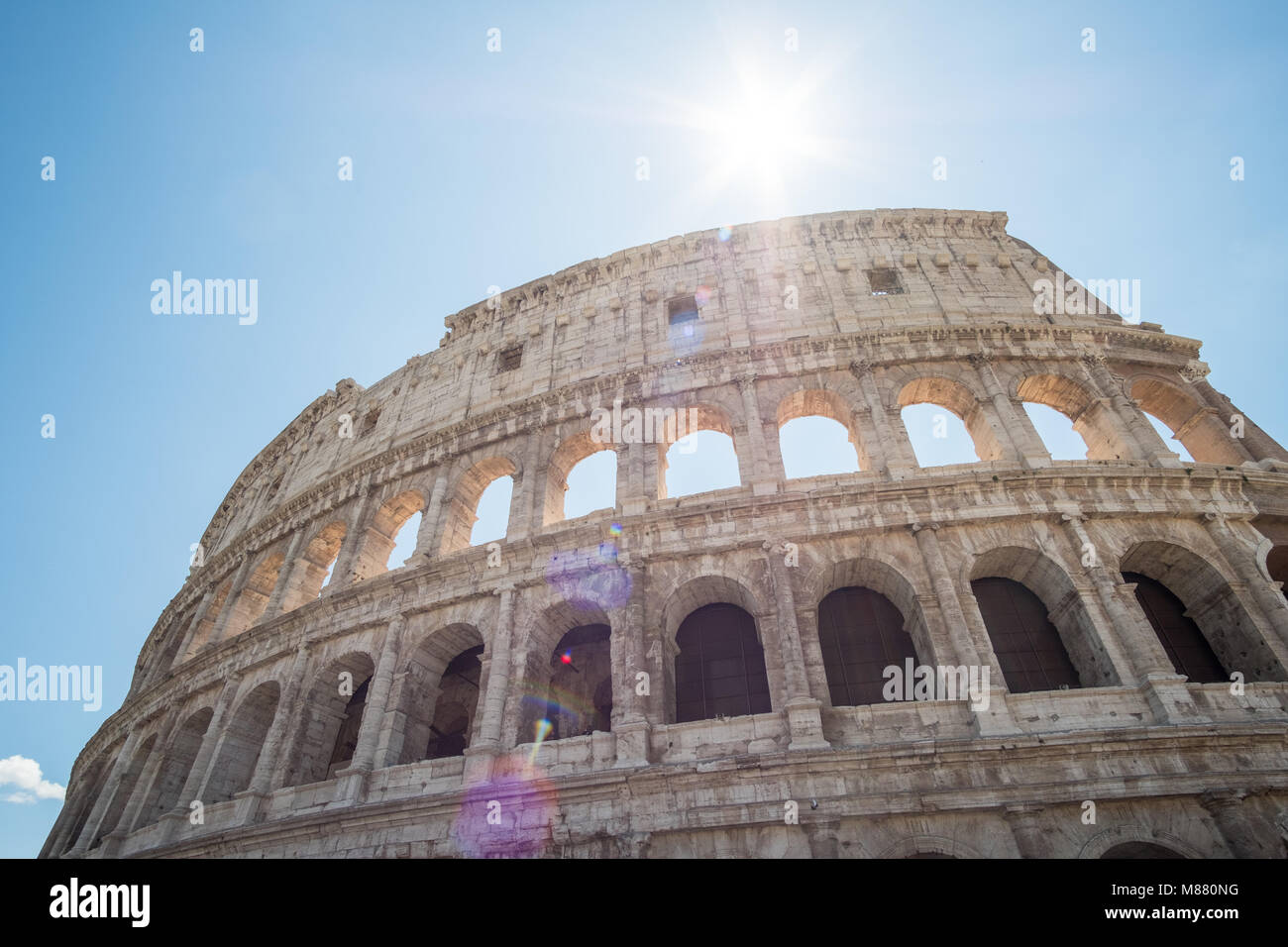 Das Kolosseum, eine ovale Amphitheater im Zentrum der Stadt Rom, Italien. Es ist die berühmteste Sehenswürdigkeit, gebaut aus Beton und Sand. Stockfoto