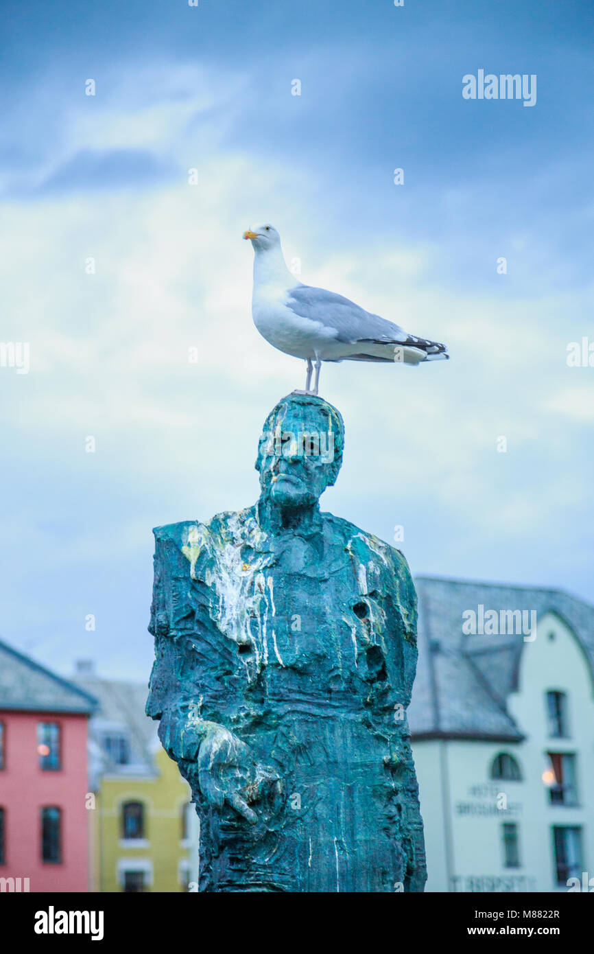 Statue von Harald Grytten - Die Stadt Wanderer - Mit einer Möwe sitzend auf seinem Kopf Stockfoto