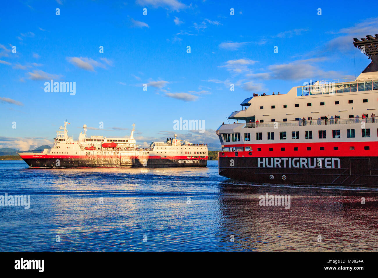 Zwei Hurtigruten Fähren jeder sonstigen Weitergabe der Fjord außerhalb Molde, Norwegen Stockfoto