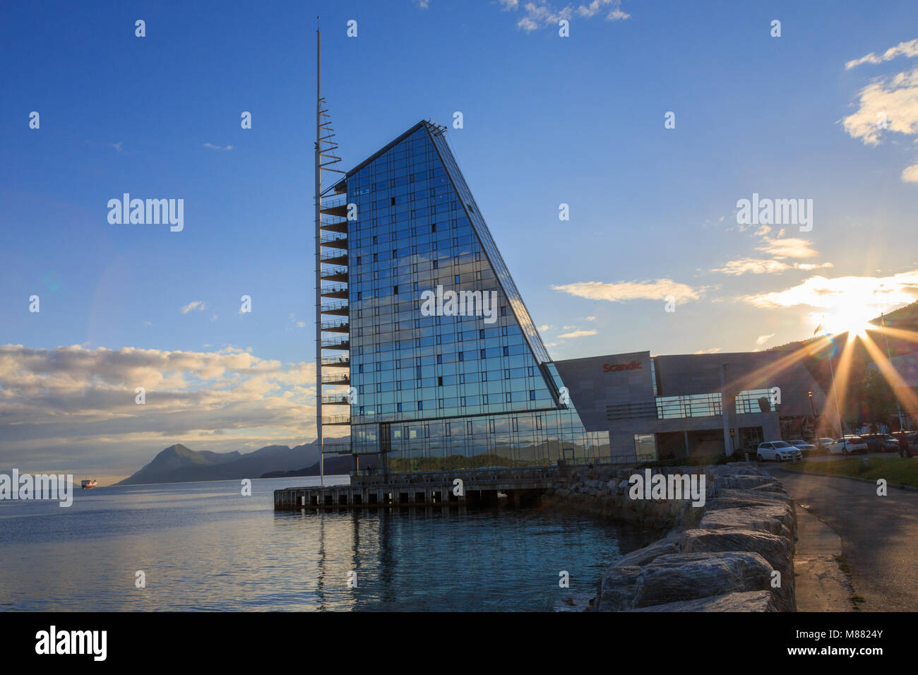 Scandic Hotel Seilet - ein hoch aufragendes Hotel wie ein Schiff Segel geformt, an der Kante der Fjord und mit Blick auf das Panorama von Molde in Norwegen Stockfoto