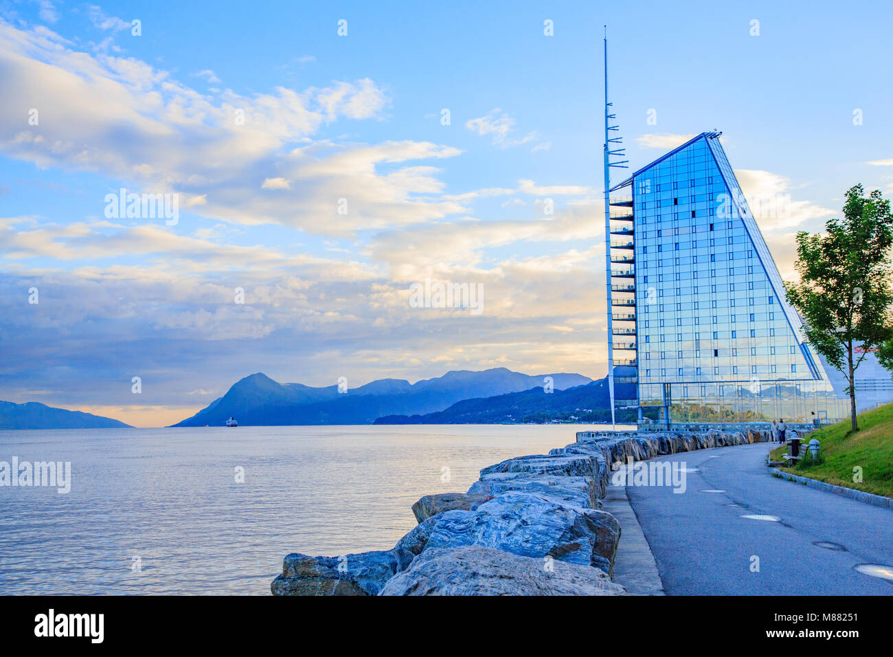 Scandic Hotel Seilet - ein hoch aufragendes Hotel wie ein Schiff Segel geformt, an der Kante der Fjord und mit Blick auf das Panorama von Molde in Norwegen Stockfoto