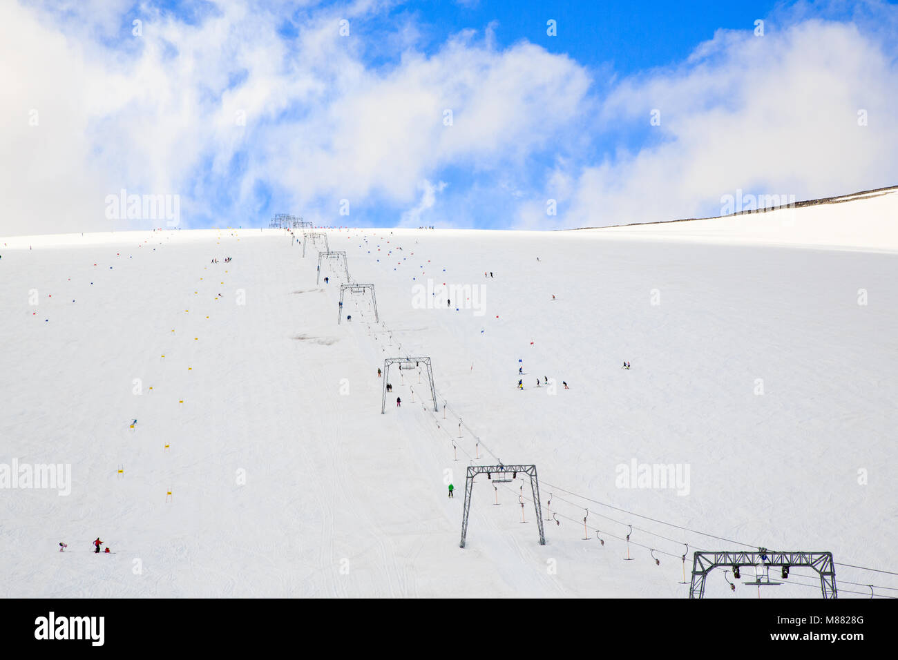 Slalom, snowboard Titel und Skilift auf den Berg an Galdhøpiggen Juvass summer Ski Center, Norwegen Stockfoto