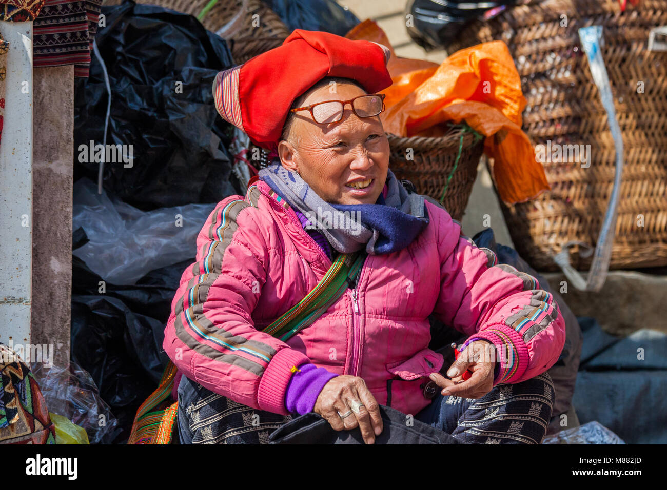 SA PA - Dezember 10, 2016: Street Scene mit der Hmong und Dao Menschen kommen und durch den Verkauf von Waren am Sonntag Markt am Dezember 10, 2016 in Sa Pa, Vietnam Stockfoto