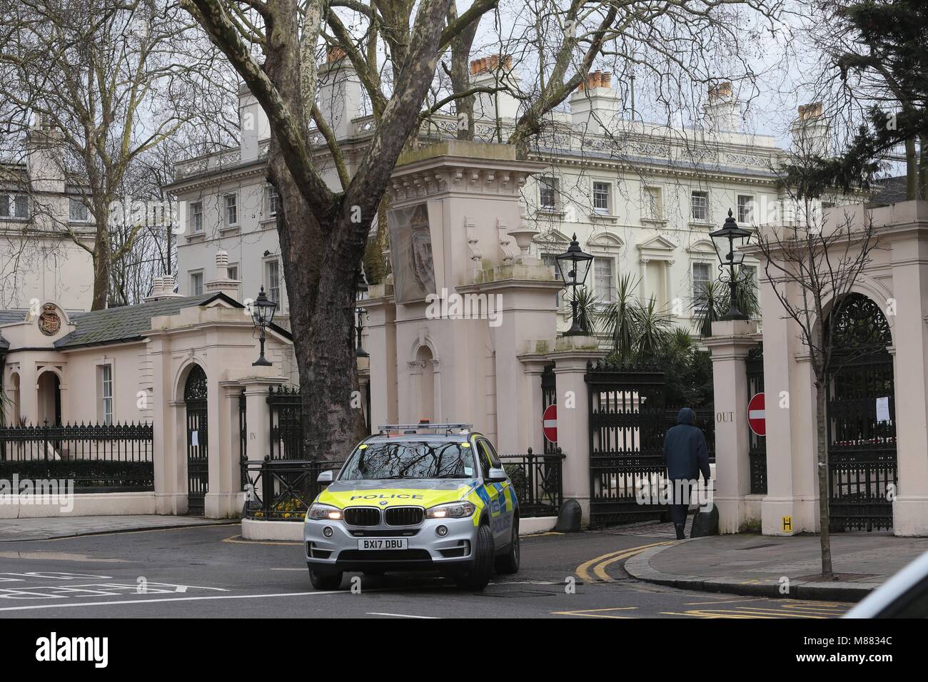 London, Großbritannien. 15. März, 2018. Business as usual in der Russischen Botschaft in Kensington Palace Gardens London UK wie die diplomatischen Druck zwischen Großbritannien und Russland wächst. Die Trumpf-Verwaltung hat jetzt neue Sanktionen Donnerstag auf fünf Institutionen und 19 Personen auf die russische Regierung gebunden. Credit: Nigel Bowles/Alamy leben Nachrichten Stockfoto