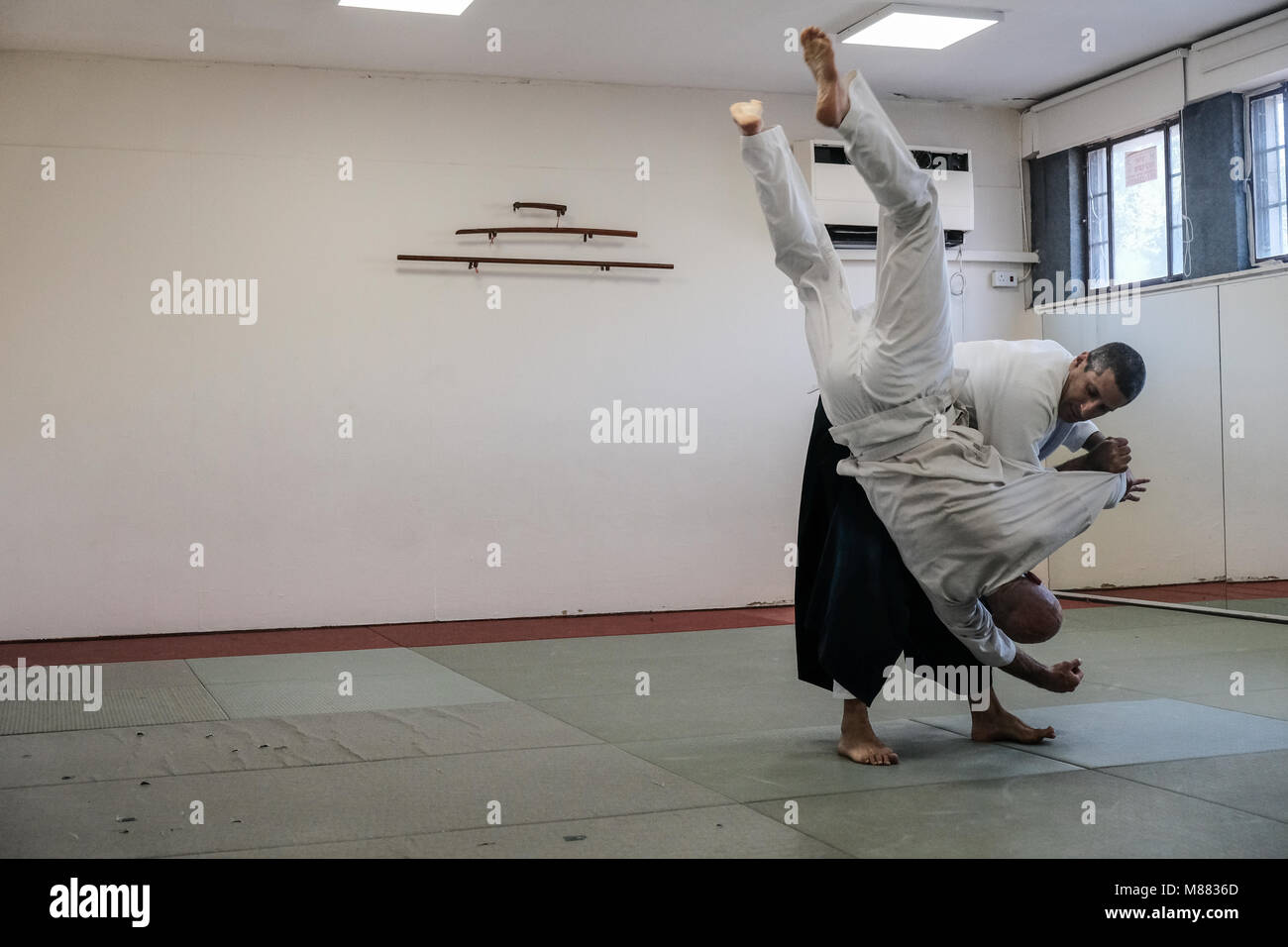 Jerusalem, Israel. 15. März, 2018. Sensei ITZIK ASLAN (schwarze Böden), 4.Dan, führt eine Aikido Klasse in seinem Dojo in Jerusalem. Aikido ist eine japanische Kampfkunst strebende Konflikte und Selbstverteidigung ohne Schädigung der Angreifer zu lösen, entwickelt von Morihei Ueshiba es eine eindeutige und einzigartige Kampfkunst in 1942 wurde. Credit: Nir Alon/Alamy leben Nachrichten Stockfoto