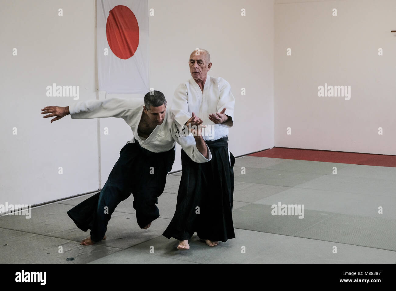 Jerusalem, Israel. 15. März, 2018. Sensei Shihan EYTAN BEN MEIR (R), 6.Dan, Gründer des Aikido Dojo in Israel 1982, und Sensei ITZIK ASLAN (L), 4.Dan, zeigen Techniken an Schüler, die sich für eine Aikido Klasse in Jerusalem. Aikido ist eine japanische Kampfkunst strebende Konflikte und Selbstverteidigung ohne Schädigung der Angreifer zu lösen, entwickelt von Morihei Ueshiba es eine eindeutige und einzigartige Kampfkunst in 1942 wurde. Credit: Nir Alon/Alamy leben Nachrichten Stockfoto