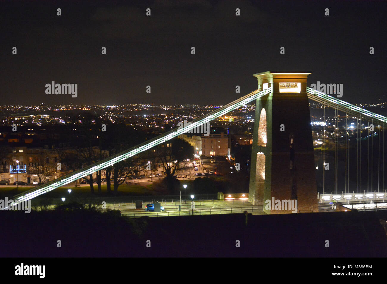 Bristol, UK. 15. März 2018. UK Wetter. Ruhe vor dem Sturm. Welt berühmten Clifton Suspension Bridge an einem milden Abend gesehen. Robert Timoney/Alamy/Live/Aktuelles Stockfoto