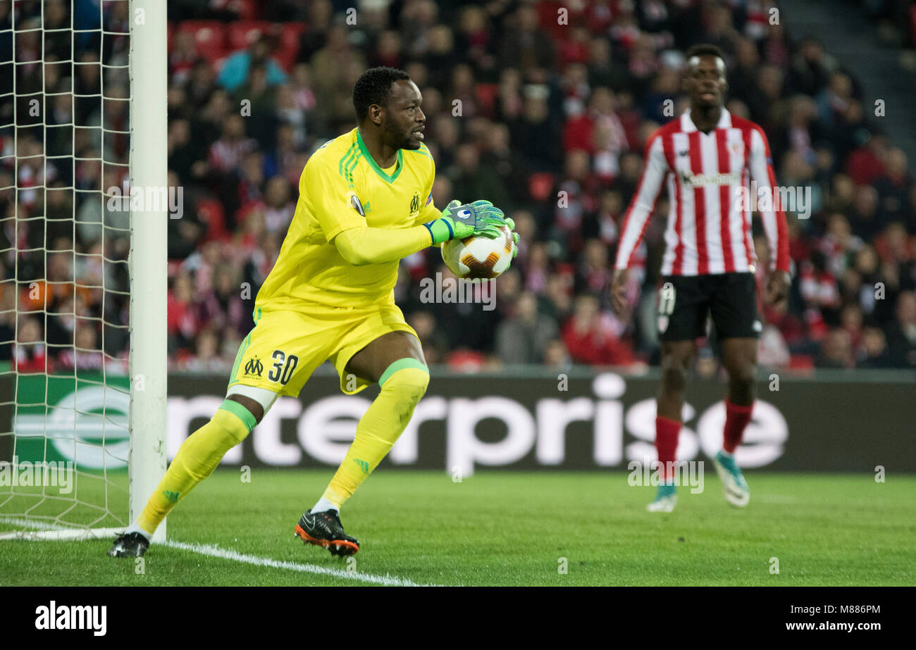 Bilbao, Spanien. 15. März, 2017. Steve Mandanda (Olympique Marseille, Torwart) hält einen Schuß während 2017/2018 UEFA Europa League Umlauf von 16 Fußballspiel zwischen Athletic Club und Olympique Marseille im San Mames Stadion am 15. März in Bilbao, Spanien 2017. Quelle: David Gato/Alamy leben Nachrichten Stockfoto