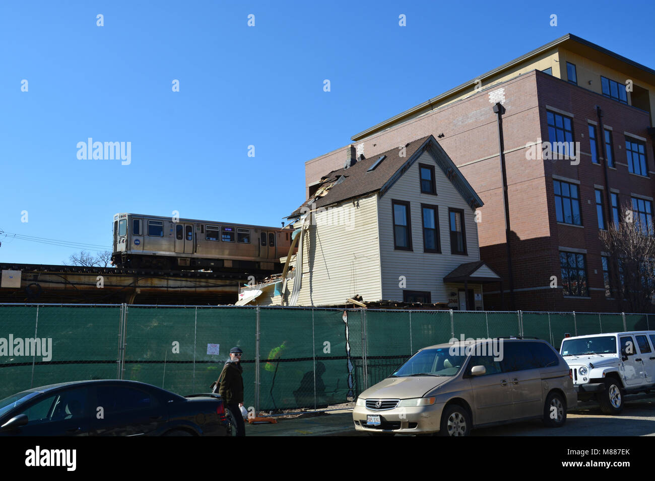 Chicago, Illinois, USA, 15. März 2018: die Baustelle für die Stadt Chicago reißen Sie ein Haus im Norden der Belmont CTA-Station. Die Stadt ist mit dem Abriss 14 Gebäude zu einem Preis von $ 320 Mio. für die braune Linie Überführung. Die Überführung ist umstritten, mit Einwohnern der Lakeview Nachbarschaft, die es für die Nachbarschaft ist die Zerstörung und Schaffung dauerhafter Narben. Einmal in 2024 abgeschlossen Die Überführung wird erwartet zu pendeln Zeiten um 4:00 Uhr zu reduzieren und die Kapazitäten an die Rot, Lila und Braun Zeilen hinzu. Credit: D Gast Smith/Alamy leben Nachrichten Stockfoto